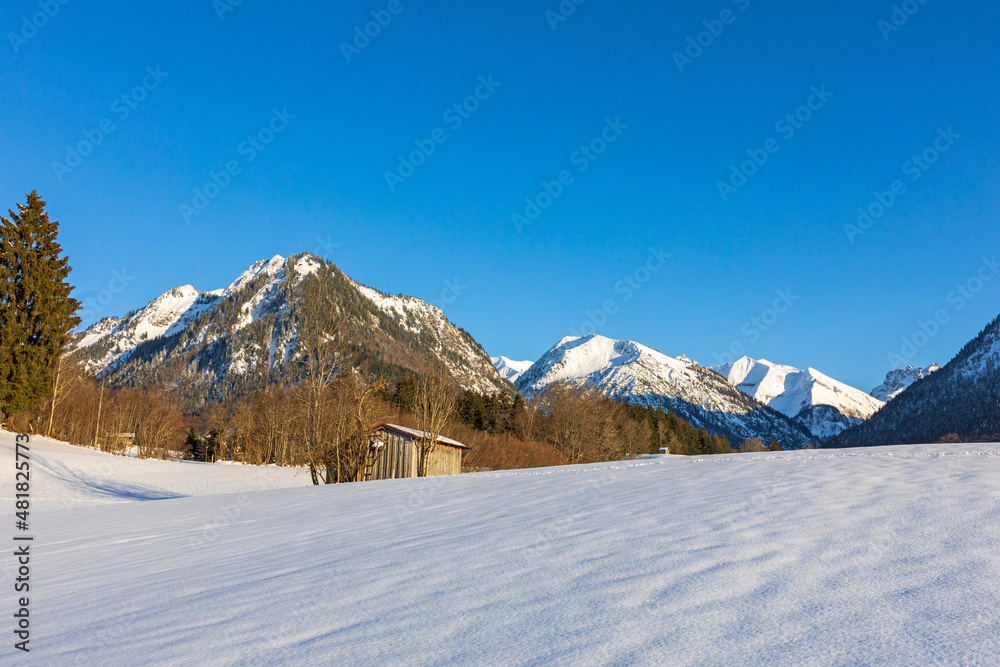 Fototapeta premium Allgäu - Oberstdorf - Winter - Stadel - Berge - Schnee