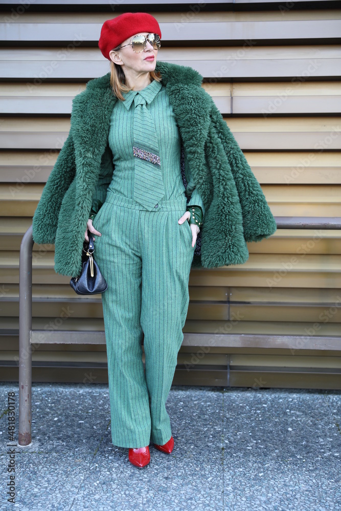 Fototapeta premium Elegancka kobieta w futerku w kolorze butelkowej zieleni. 