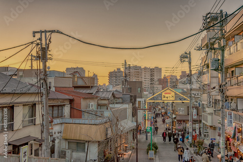 東京都台東区谷中にある商店街から見た夕方の東京の都市景観