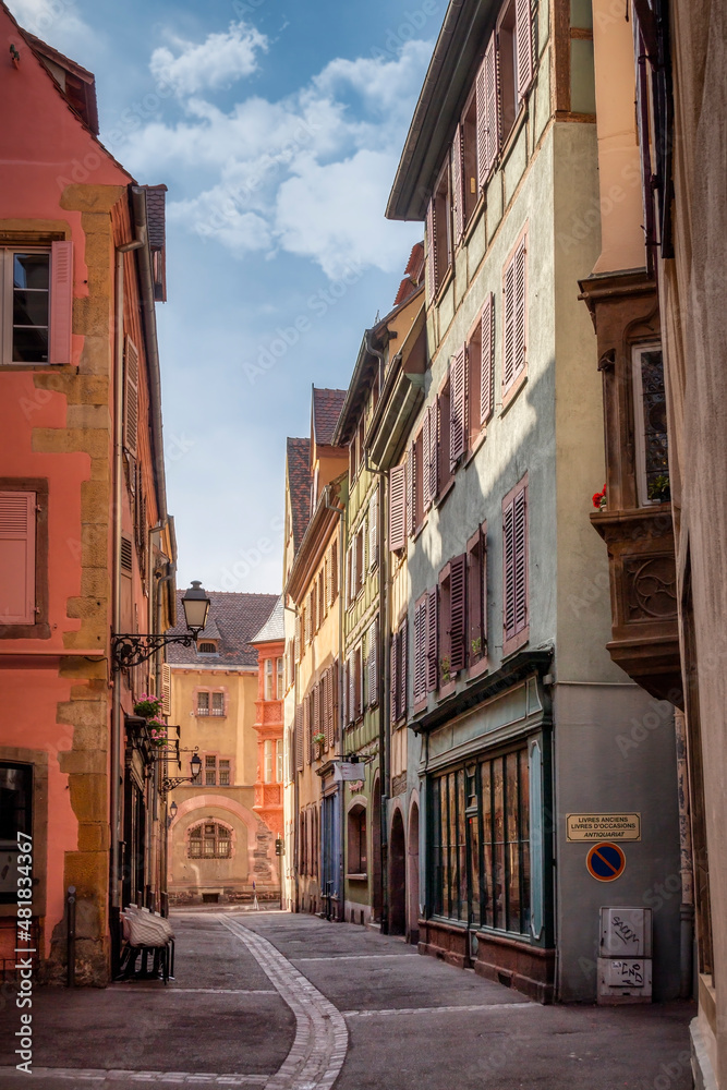 Blick durch die Rue Schongauer in Colmar im Elsass (Frankreich)