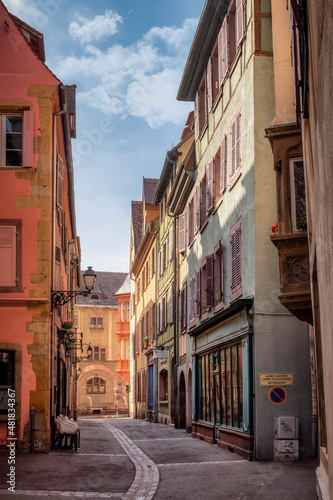 Blick durch die Rue Schongauer in Colmar im Elsass (Frankreich)
