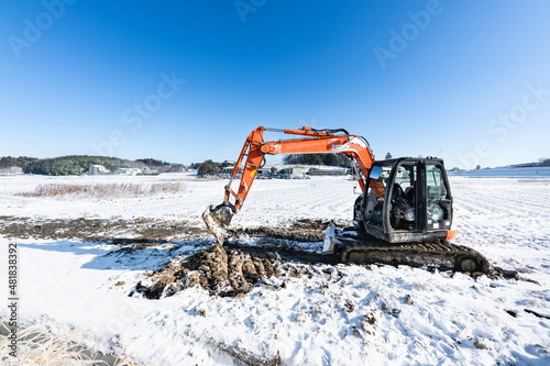 厳冬雪の中の田んぼ内側溝工事