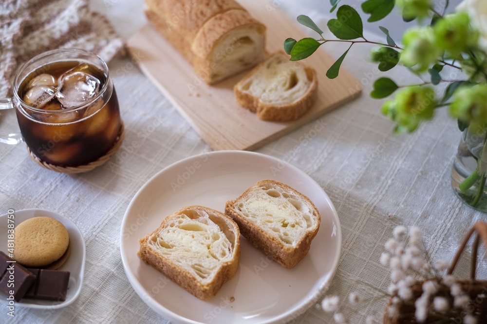 白いお皿に置かれたパン 白いお皿に置かれたパン