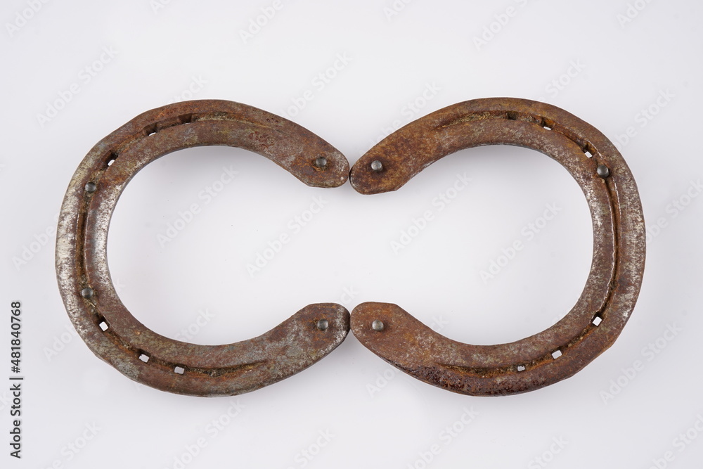 2 Hufeisen, alt rostig, einander zugewendet 2 Hufeisen, alt rostig, einander zugewendet