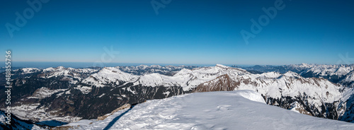 Winterpanorma von der Hochkünzelspitze bis ins Kleinwalsertal und die Allgäuer Berge