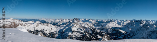 Winterpanorma von der Hochkünzelspitze vom Hohen Ifen bis in die Skigebiete am Hochtannbergpass