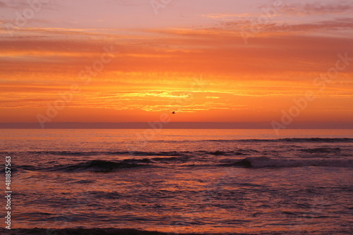 ocaso en la playa, nubes y cielo anaranjado o dorado © Sergio Peña y Lillo