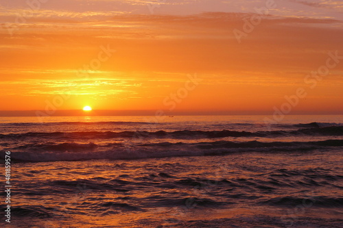 sol poniendose en el horizonte del mar