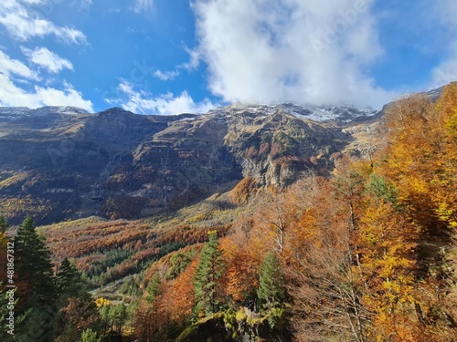 Alta montaña con colores otoñales