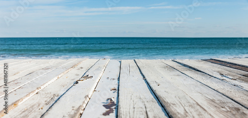 Terrasse am Meer mit Blick zum Horizont