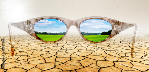 Blicke durch grüne Brillengläser auf eine grüne Landschaft