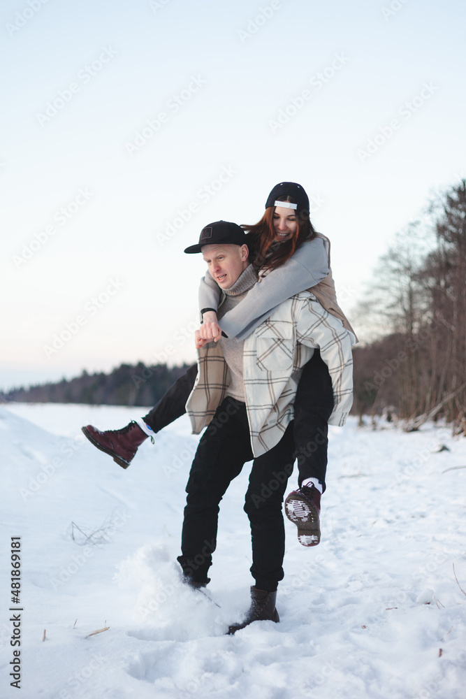 Obraz premium Hipsters on a date in a frosty forest