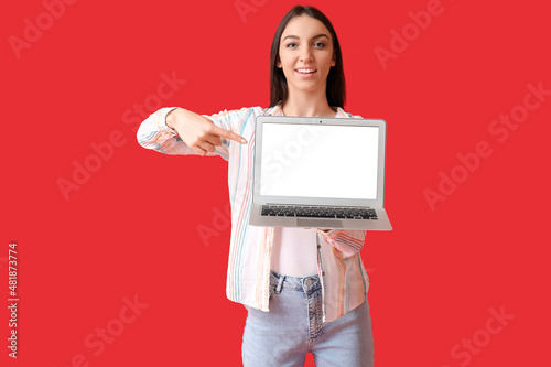 Young woman pointing at mod...