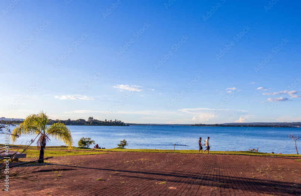 Orla do Lago Paranoá em Brasília com pessoas.