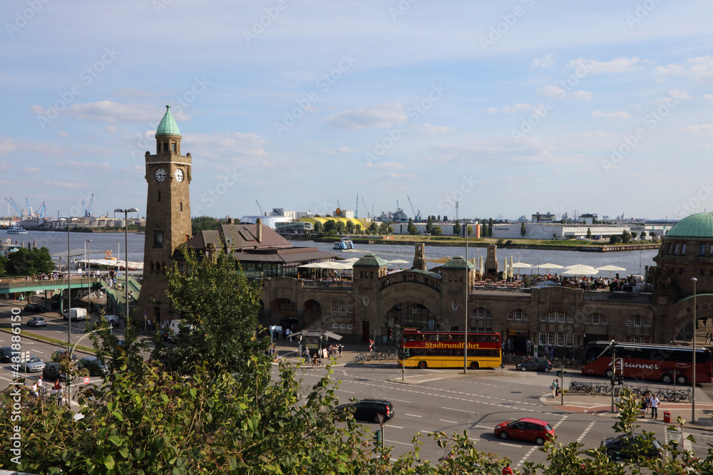 Fototapeta premium Hamburg Hafen Landungsbrücken - Hamburg Harbour Landungsbrücken