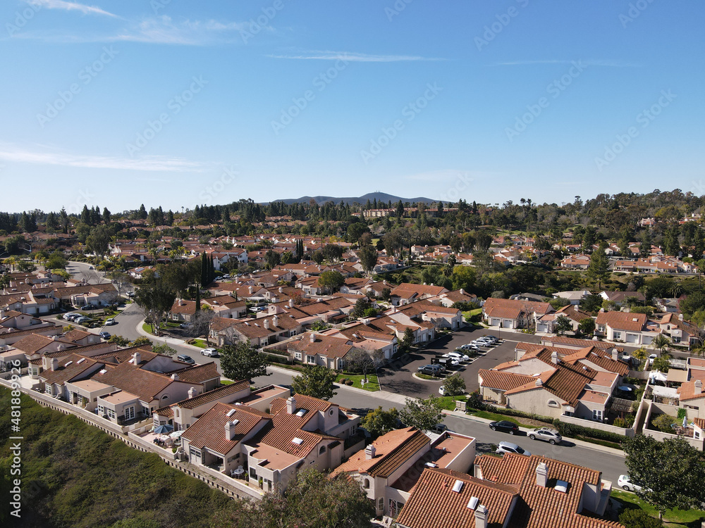  Aerial view over street with identical houses in the suburb of North San Diego, South California, USA. 