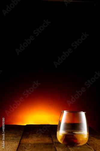Tableau sur toile whisky con hielo sobre un fondo negro