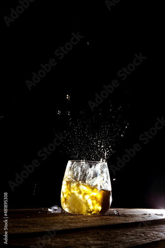 Photos vaso de whisky con cubitos de hielo sobre fondo negro
