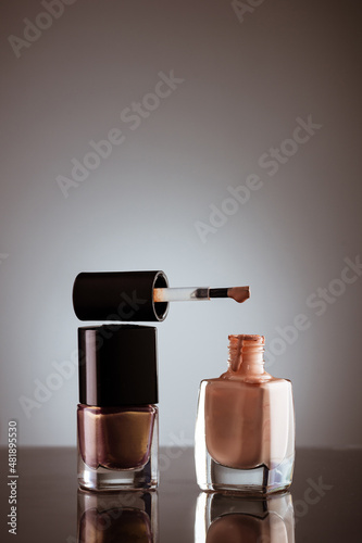 botellas con esmalte de uñas de cerca en primer plano