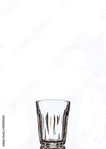 primer plano de recipiente de vidrio vacio en fondo blanco