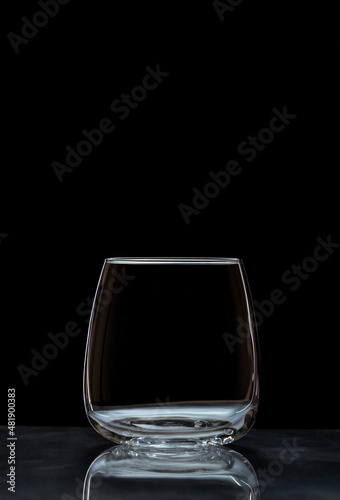 primer plano de recipiente de vidrio vacio en fondo negro