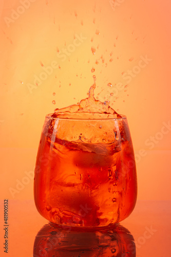 coctel con cubo de hielo