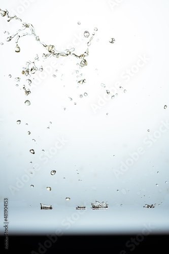 salpicaduras de agua sobre fondo blanco