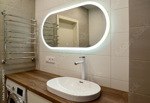 Mirror and overhead washbasin in the bathroom