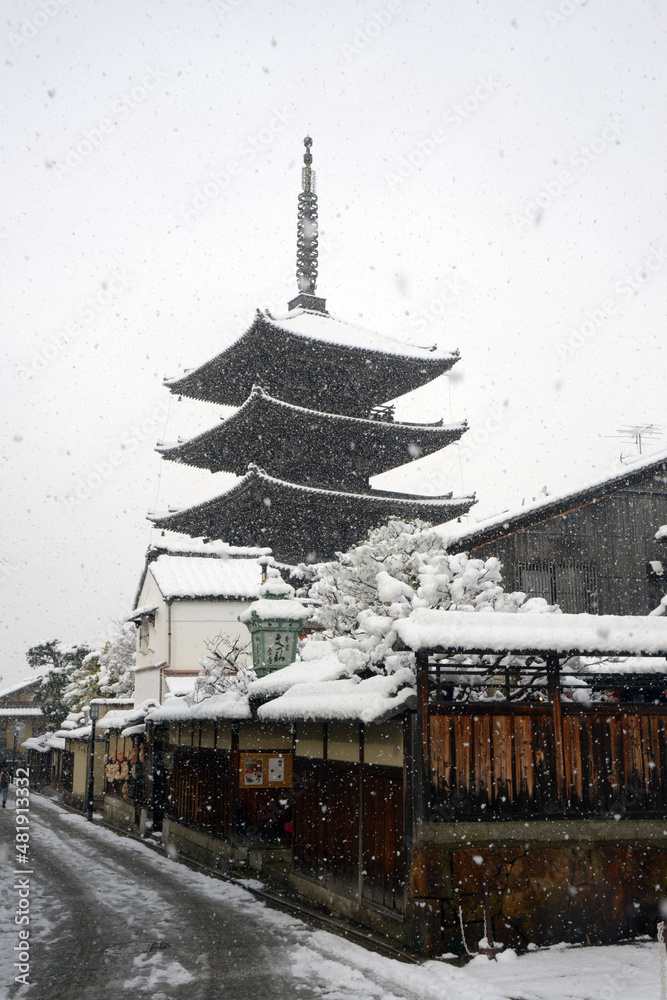 雪の八坂の塔　京都市東山区