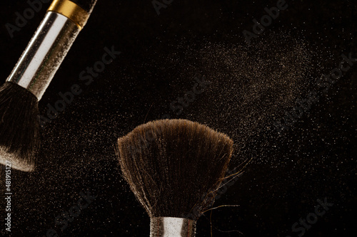polvo con un cepillo profesional en negro
