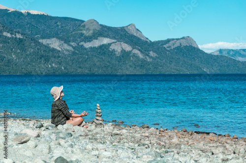 descanso yoga en la playa de un lago relajacion espiritual