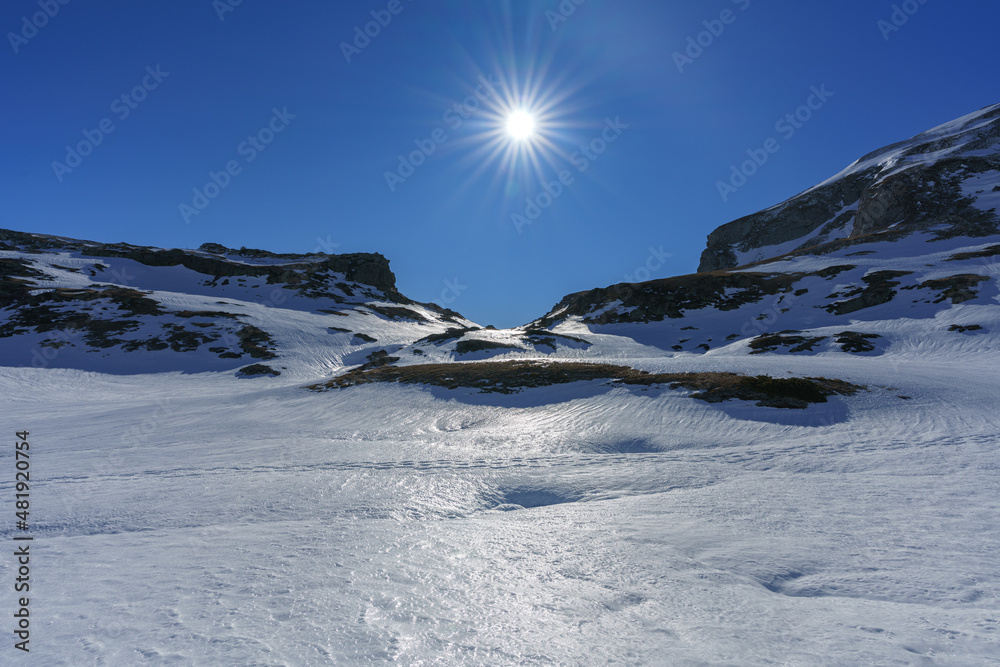 Sol al atardecer sobre las montañas nevadas de Huesca
