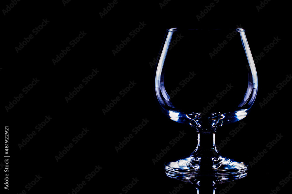 copa de coñac - copa vacía aislada sobre fondo negro, espacio para texto copa de coñac - copa vacía aislada sobre fondo negro, espacio para texto