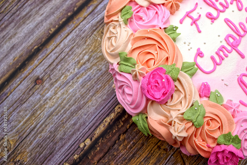 Pastel de cumpleaños hecho en casa decorado con flores sobre mesa de  amdera. foto de Stock | Adobe Stock