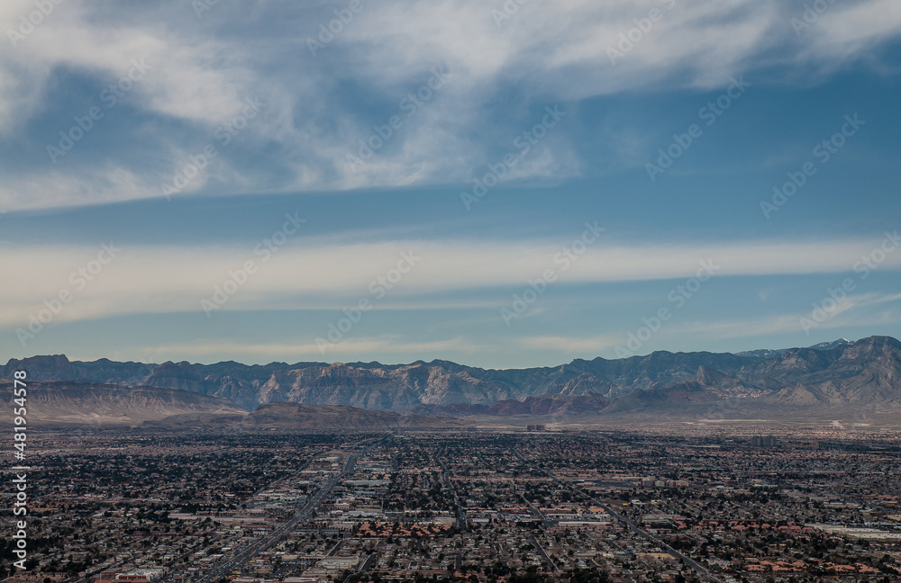 Obraz premium Top view of the sunset, mountains and houses, Las Vegas, Nevada, USA