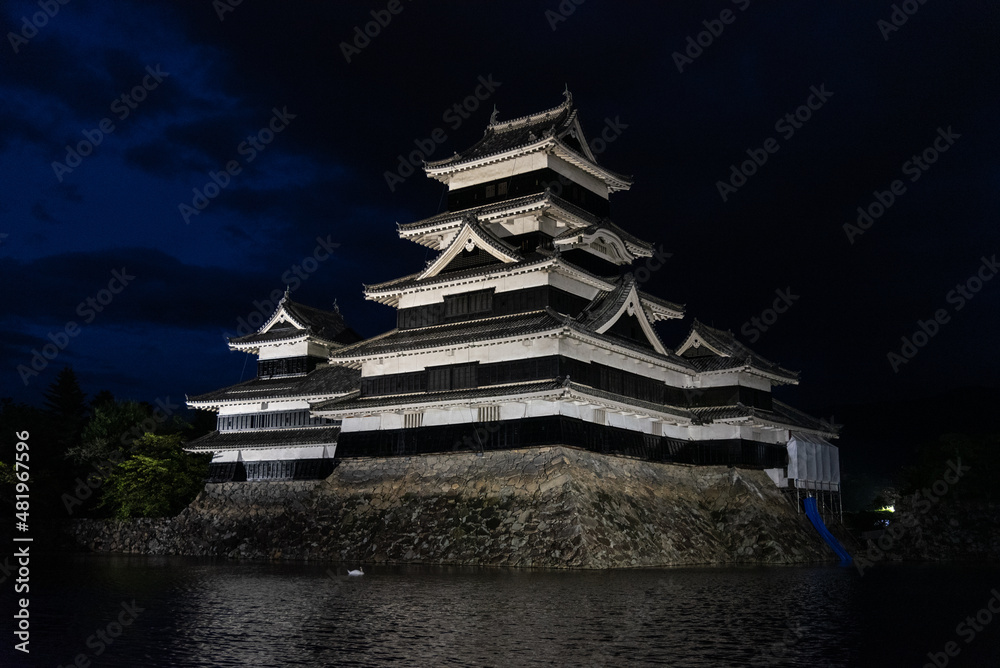 夜の松本城