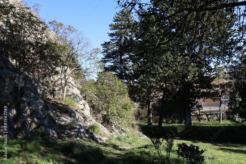Espace vert à l'extérieur du théâtre du rocher, ville de Pierrelatte, département de la Drôme, France