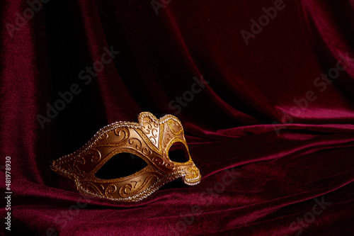 Obraz na plátně Luxury venetian mask on dark red background