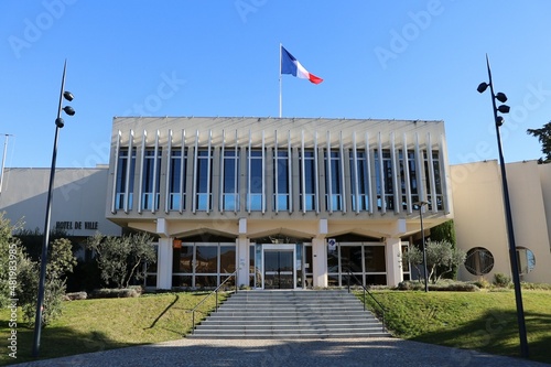 La mairie de Pierrelatte, vue de l'extérieur, ville de Pierrelatte, département de la Drôme, France photo