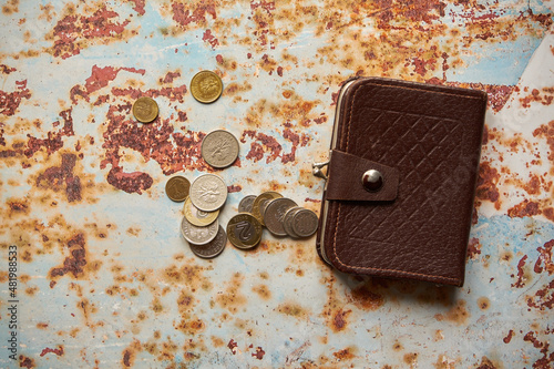 monety i brązowy portfel na blazsanym stole,polski złoty 
