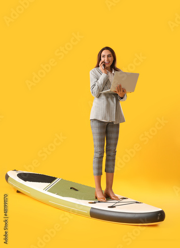 Young businesswoman with la...