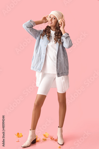 Young fashionable woman wit...