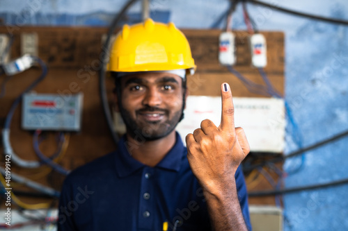 Принти на полотні Focus on hand, Electrical engineer with hard hat at work place showing voted ink