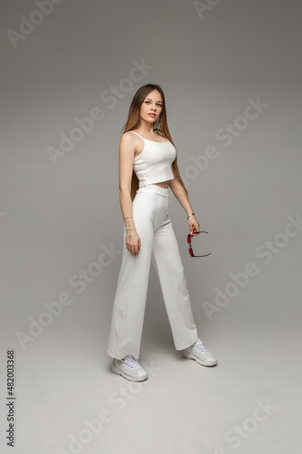 Sport chic total white model look.