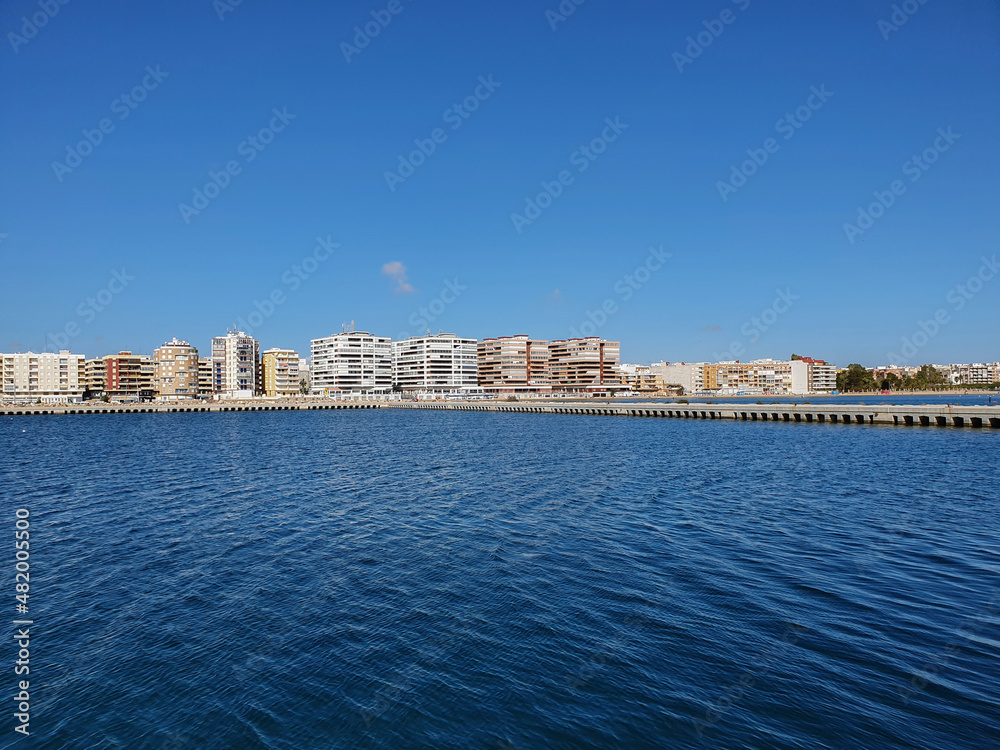 Fototapeta premium Vega Baja del Segura - Torrevieja - Desde la Playa del Acequión hasta la Playa de los Naúfragos y su Dique de Poniente o Muelle de la Sal.