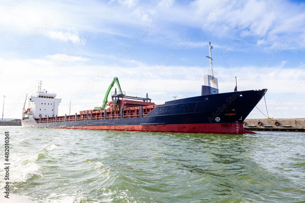 Loading and unloading of bulk carrier cargo vessels in the port Loading and unloading of bulk carrier cargo vessels in the port