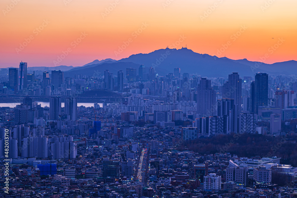 Fototapeta premium Cityscape night view of Seoul, South Korea at sunset time