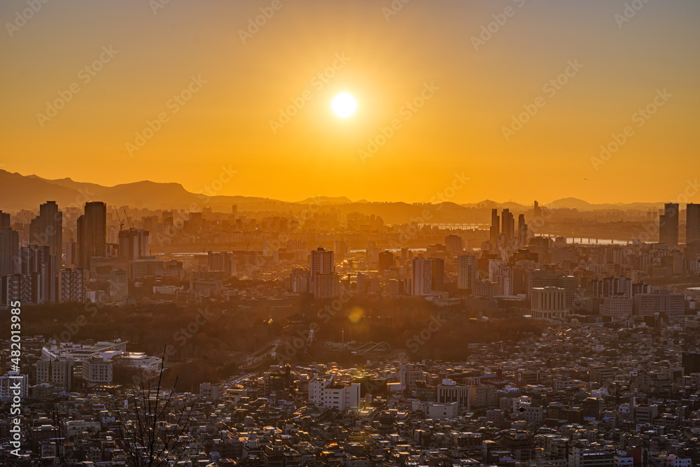 Fototapeta premium Cityscape night view of Seoul, South Korea at sunset time