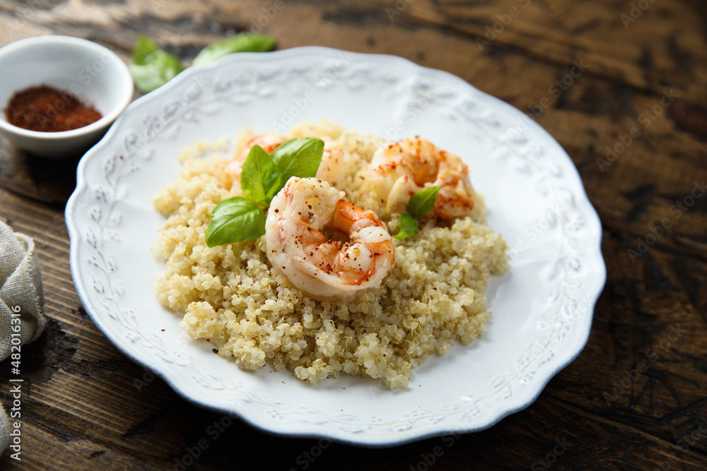 Roasted shrimps with quinoa and basil