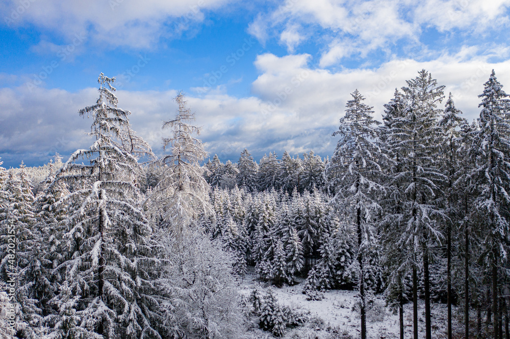 Obraz premium Blick auf den verschneiten Odenwald